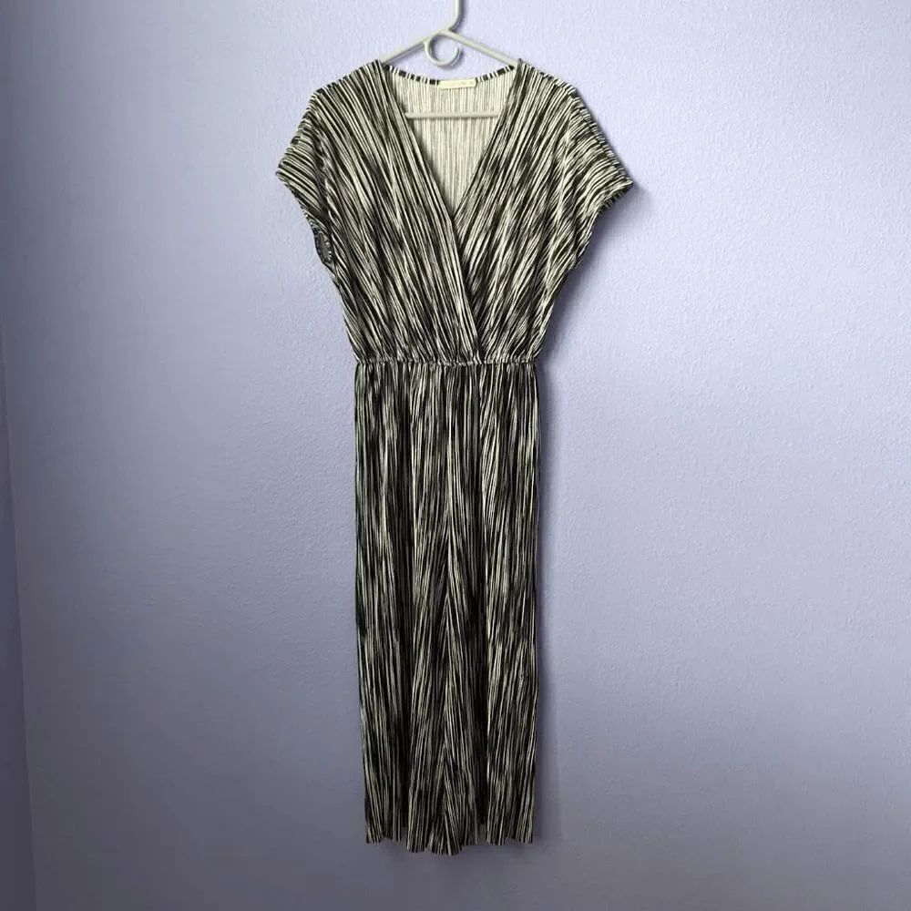 Coco's CloZet Jumpsuit Capris Wide Leg Romper Black & White Medium Deep V Neck